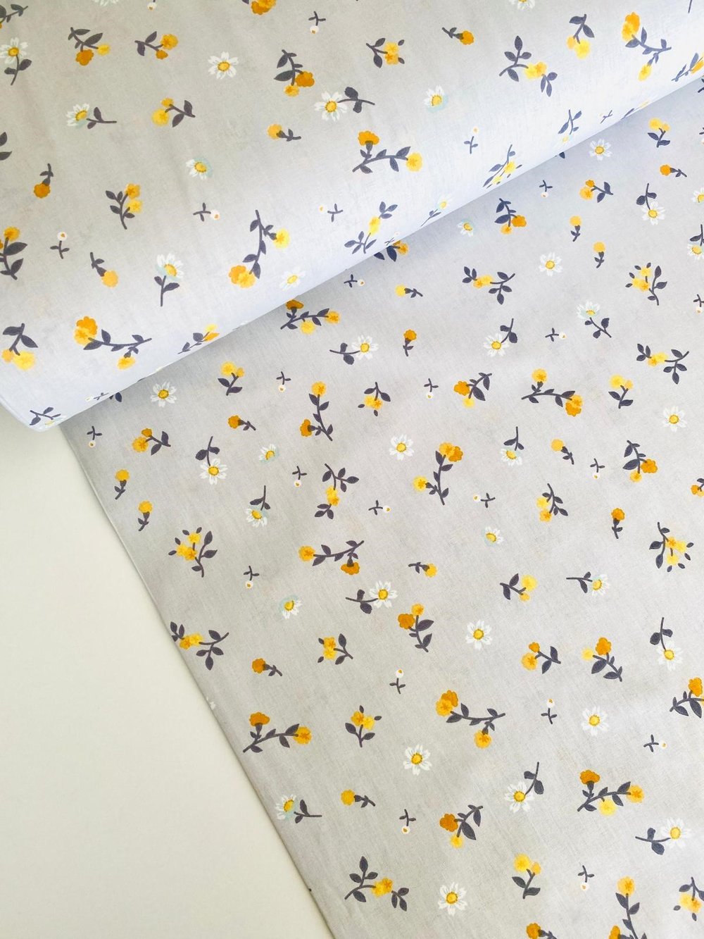 1 Metre Eni 240 Cm Yaz Çiçekleri Desenli %100 Pamuklu Kumaş