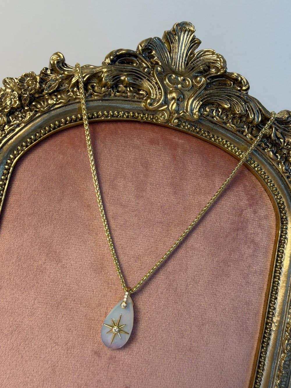 Gold Renk Taşlı Yıldız Detaylı Kolye