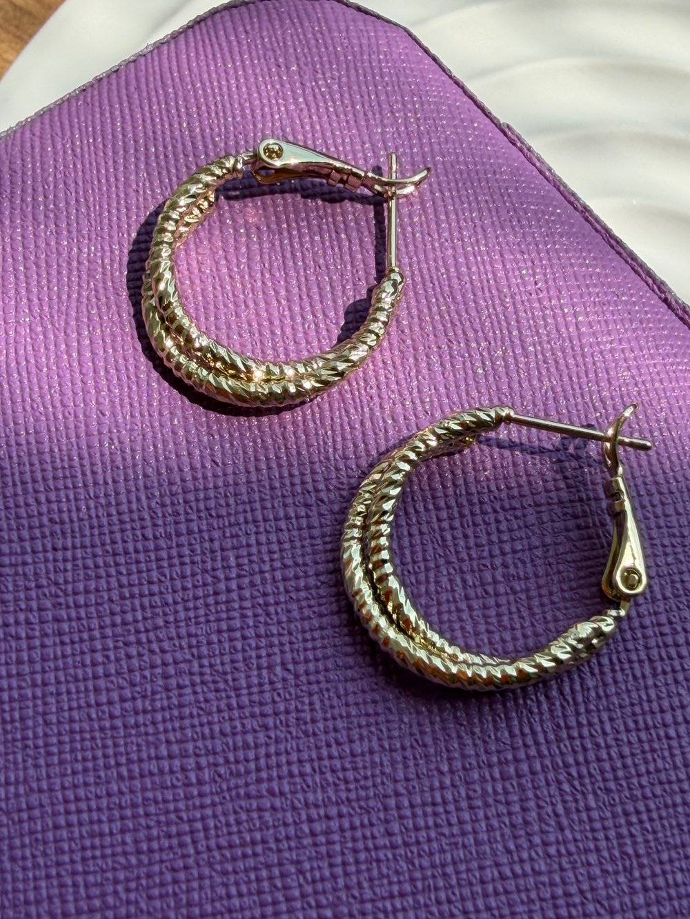 Gold Dokulu Halka Küpe