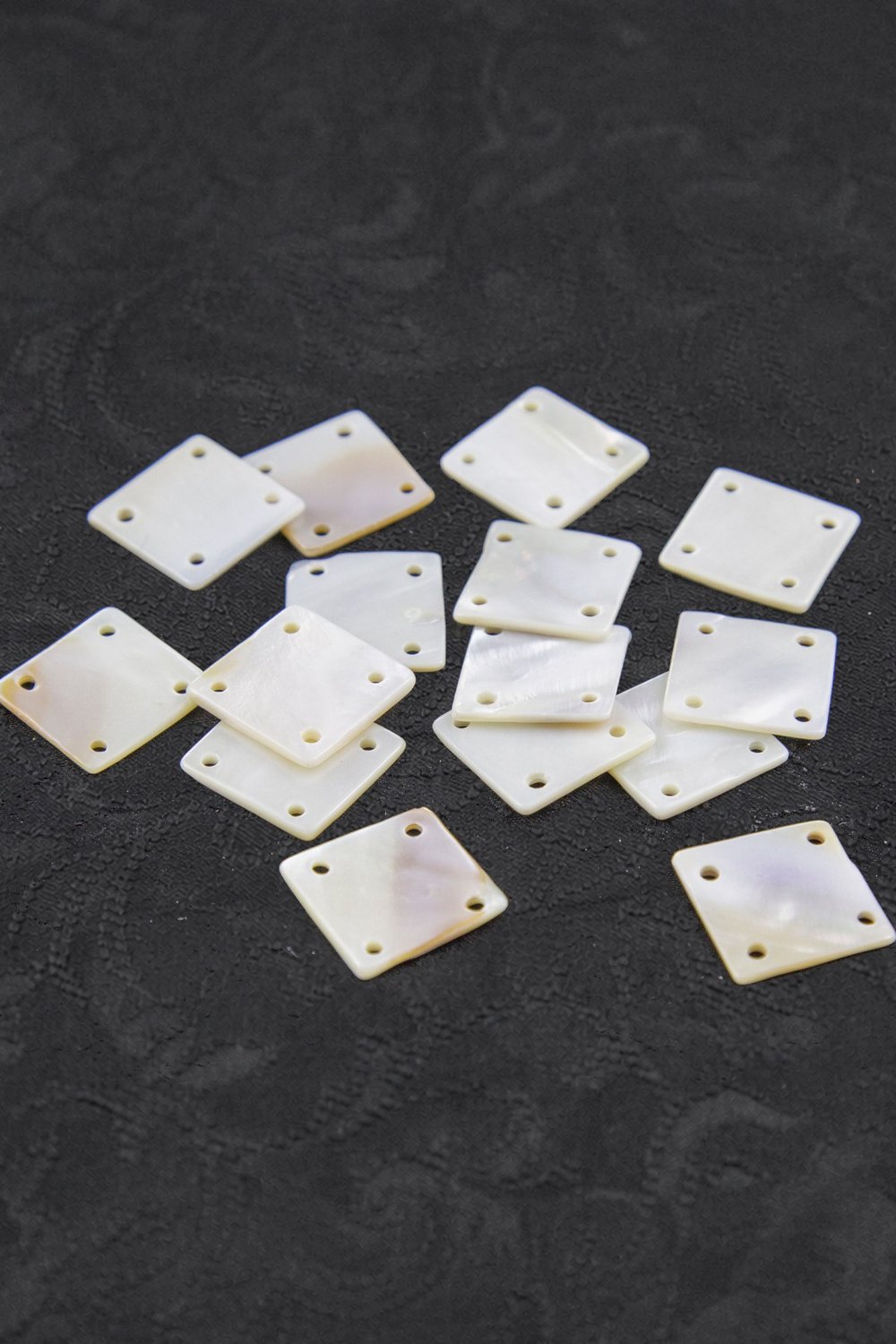 20x20 mm 4 Delikli Pul Doğal Taş Takı Aksesuar Malzemesi (15 Adet)