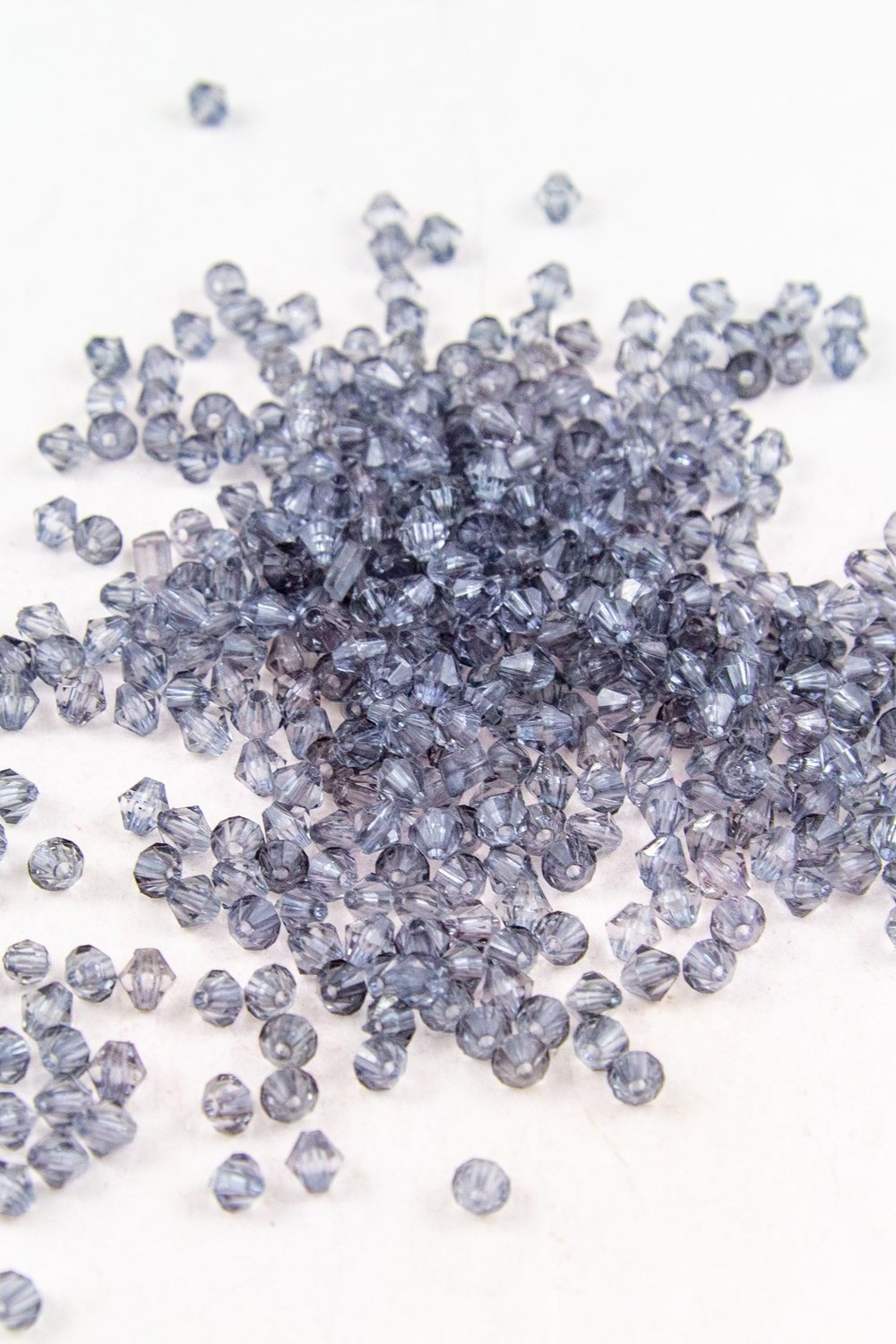 4 mm Piramit Akrilik Füme Boncuk Aksesuar Takı Malzemesi (25 Gram)
