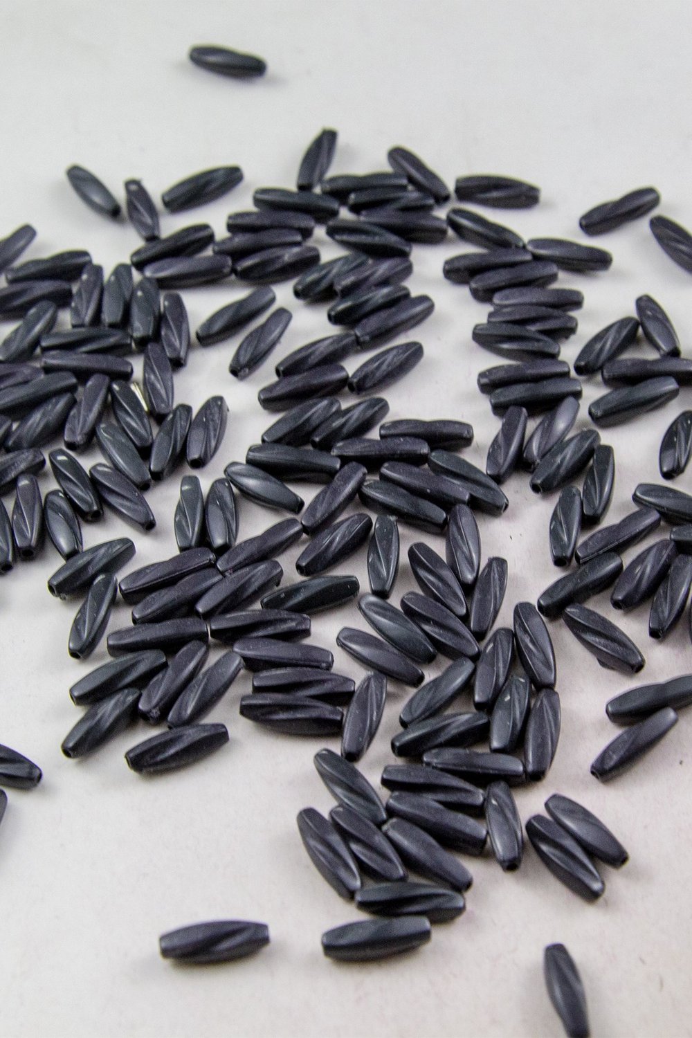 4x13 mm Siyah Arpa Plastik Boncuk Aksesuar (25 Gram)