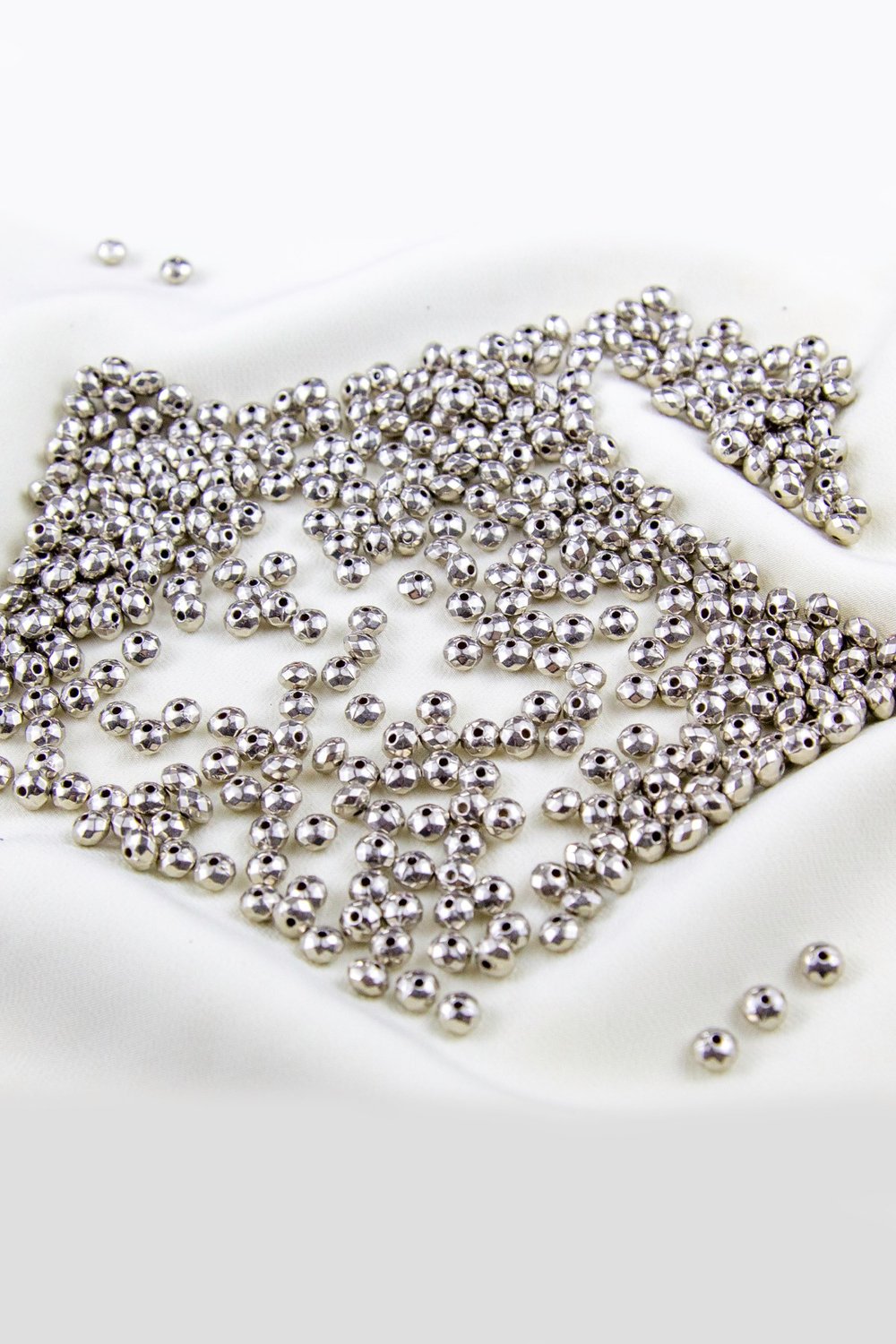 6 mm Basık Gümüş Kaplama CCB Yatsı Plastik İnci Boncuk Aksesuar Malzemesi (25 Gr)
