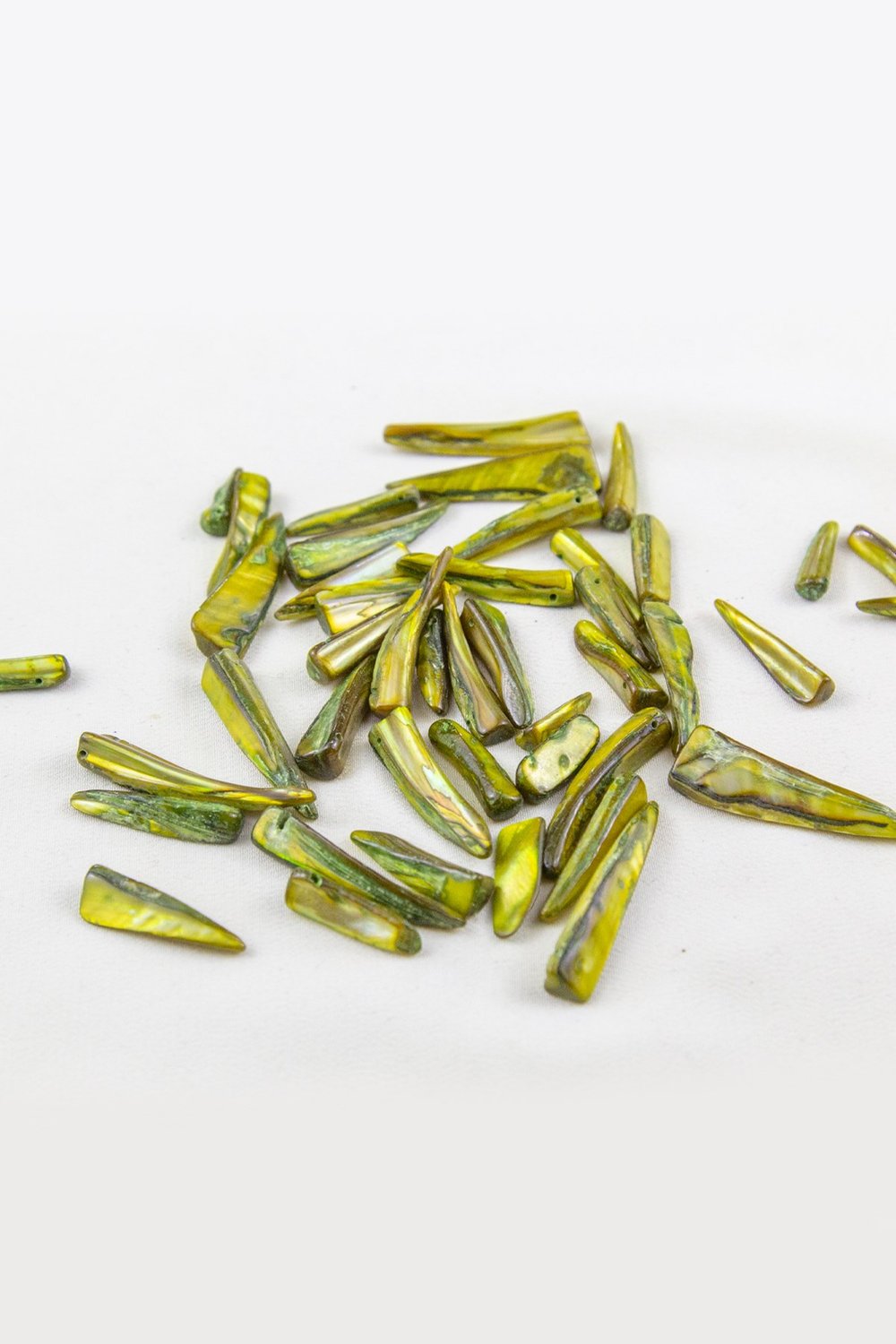 6x30 mm Tek Delikli Deve Dişi Modeli Yeşil Doğal Taş Boncuk (20 Gram Yaklaşık 15 Adet)