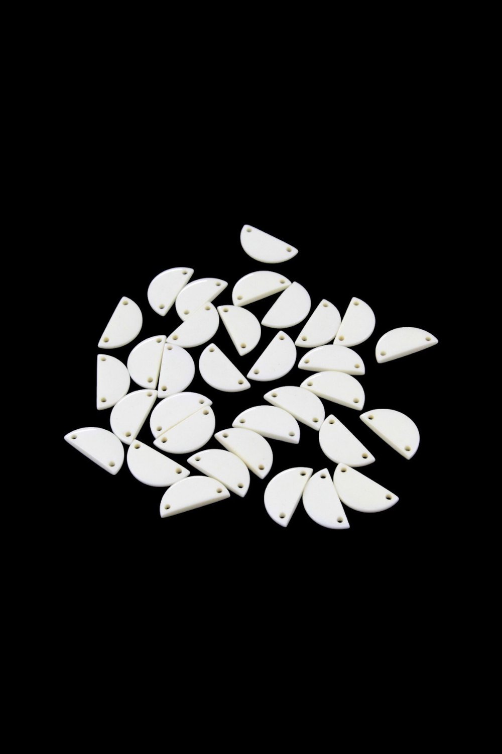 Çift Delikli Yarım Ay 24x12 mm Krem Boncuk Aksesuar (30 Gr 47 Adet)
