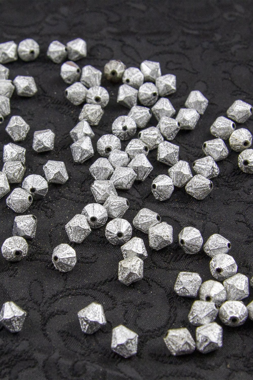Gümüş Soba Boyalı 10 mm Piramit Akrilik Boncuk Aksesuar (25 Gram)