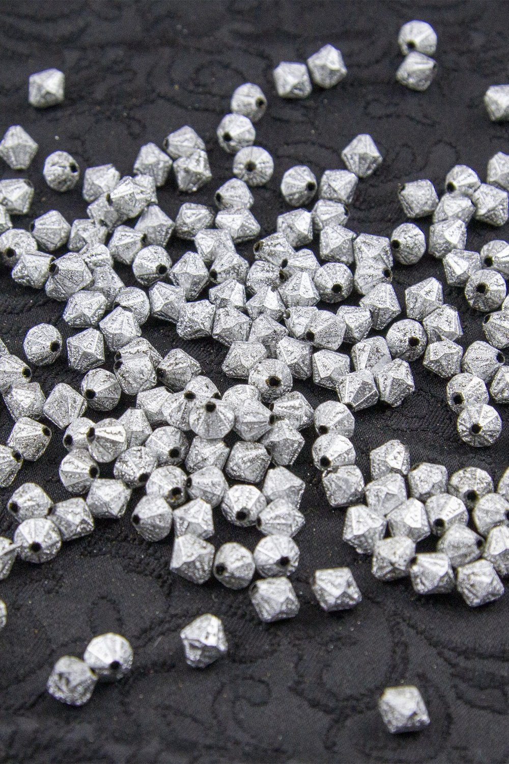 Gümüş Soba Boyalı 8 mm Piramit Akrilik Boncuk Aksesuar (25 Gram)