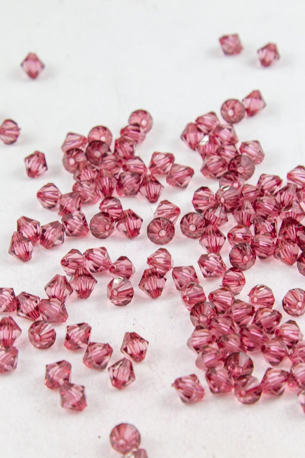 Koyu Pembe 8 mm Piramit Akrilik Boncuk Aksesuar (25 Gram)