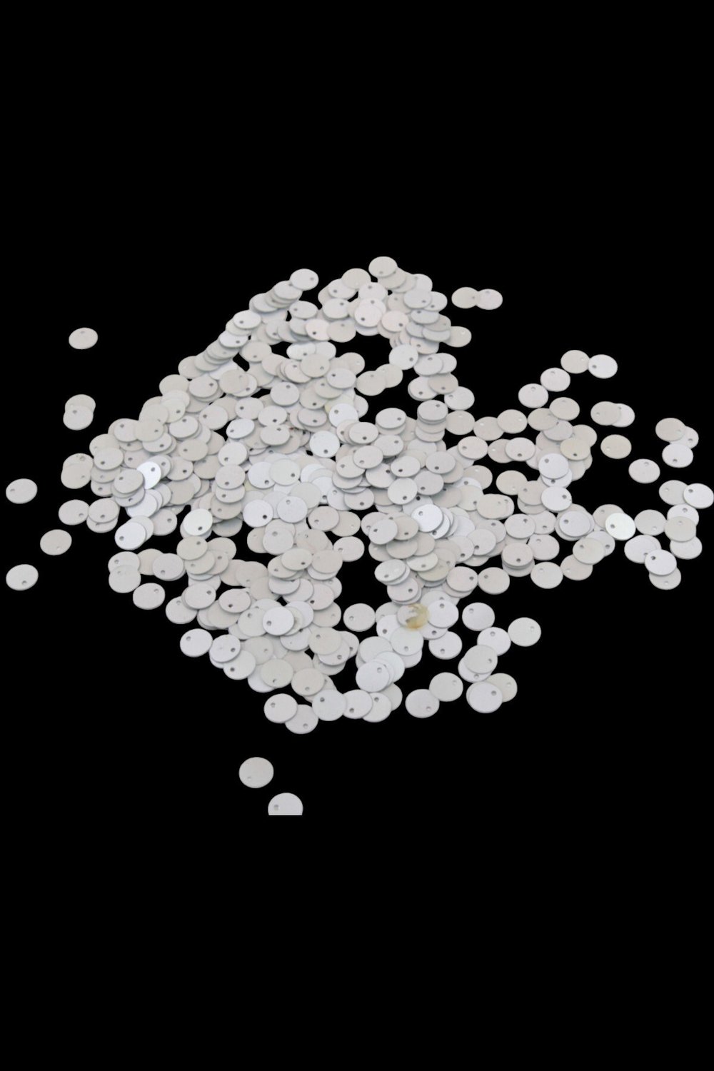 Mat Gümüş 8 mm Yandan Delikli Plastik Pul Payet 30 Gr (Tülbent, Oya, Havlu Malzemesi)