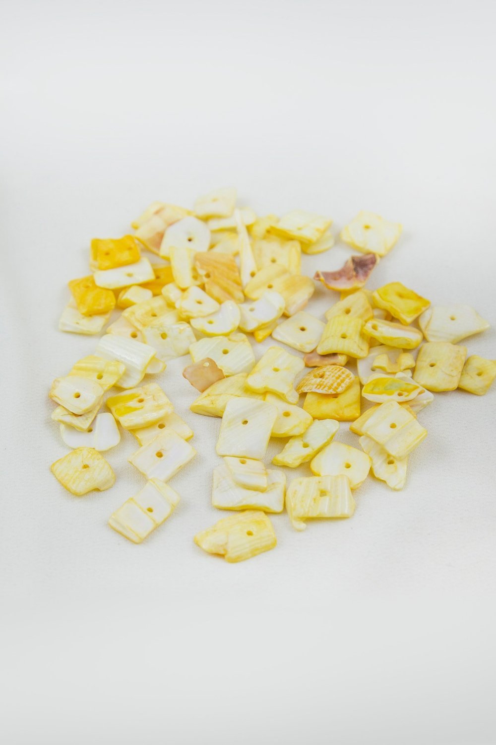 Pastel Sarı Düz Doğal Taş Boncuk 15-25 mm Boyutlarında (25 Gram Yaklaşık 45 Adet)