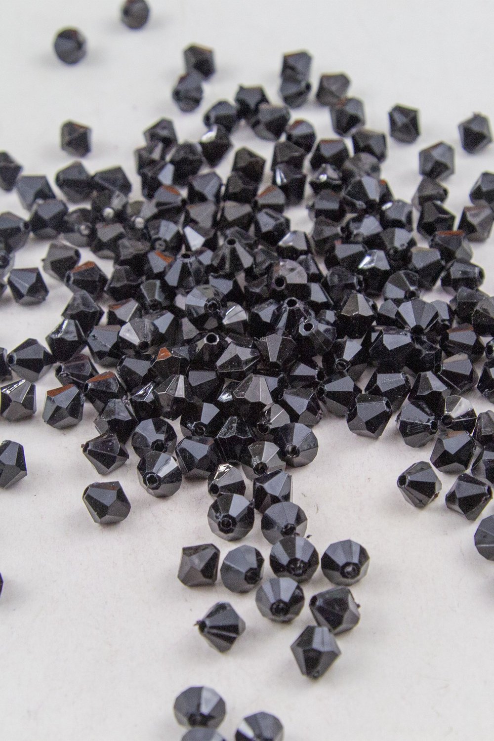 Siyah 8 mm Piramit Akrilik Boncuk Aksesuar (25 Gram)