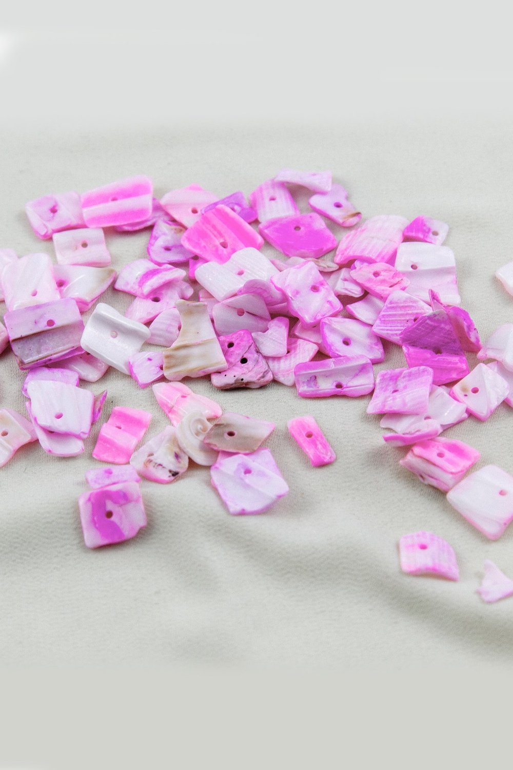 Toz Pembe Düz Doğal Taş Boncuk 15-25 mm Boyutlarında (25 Gram Yaklaşık 35 Adet)