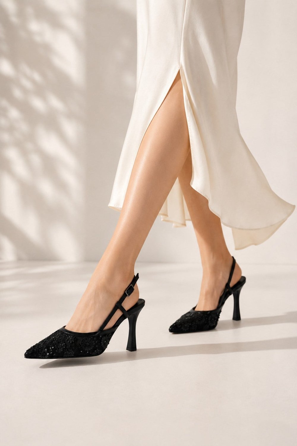 BELLA Kadın Siyah İşlemeli Tül Detaylı Sivri Burun İnce 10 Cm Slingback Kadın Topuklu Ayakkabı
