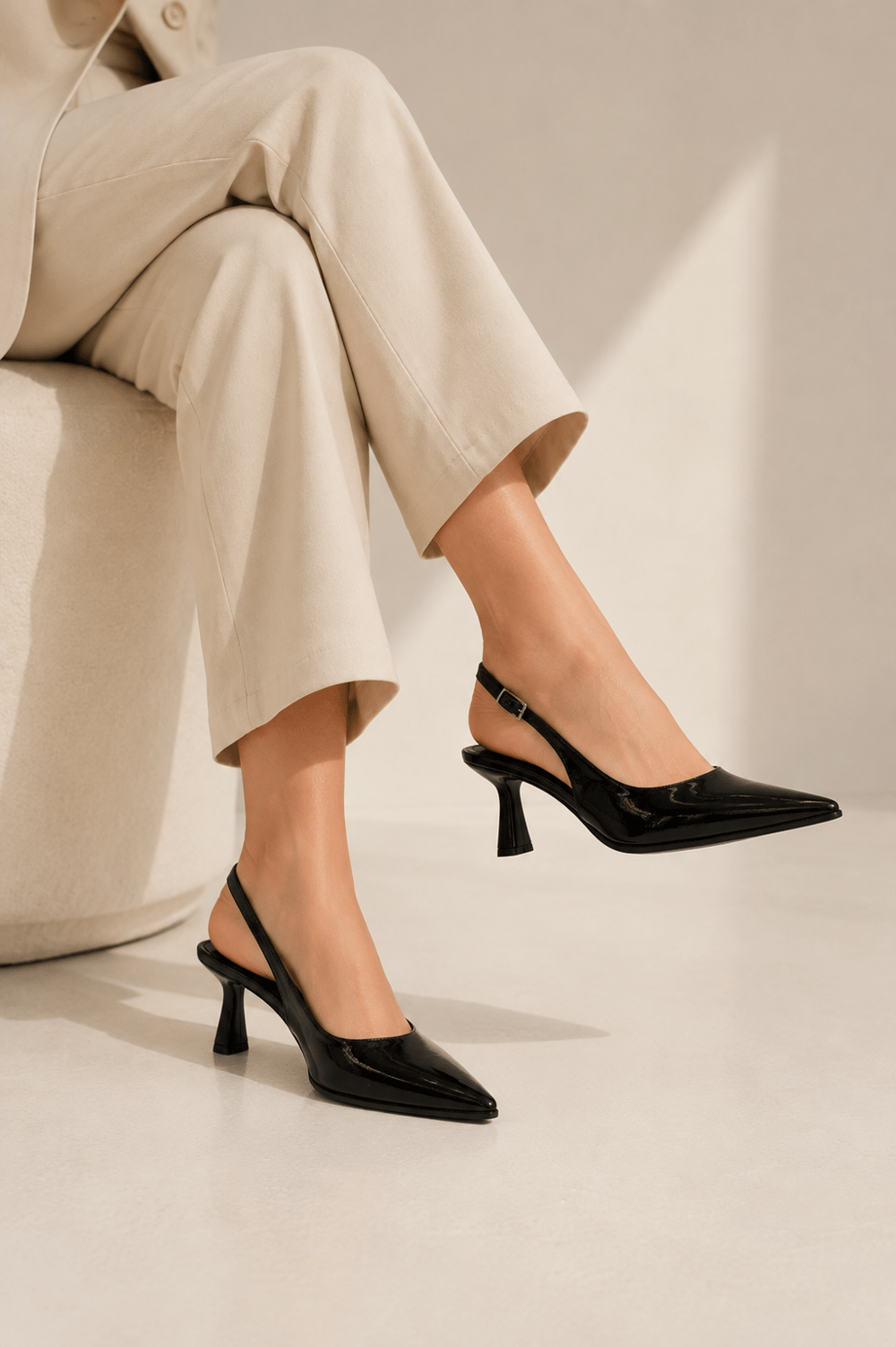 SEELIN Kadın Siyah Sivri Burun Kırışık Rugan Slingback Tokalı 7 Cm İnce Topuklu Ayakkabı