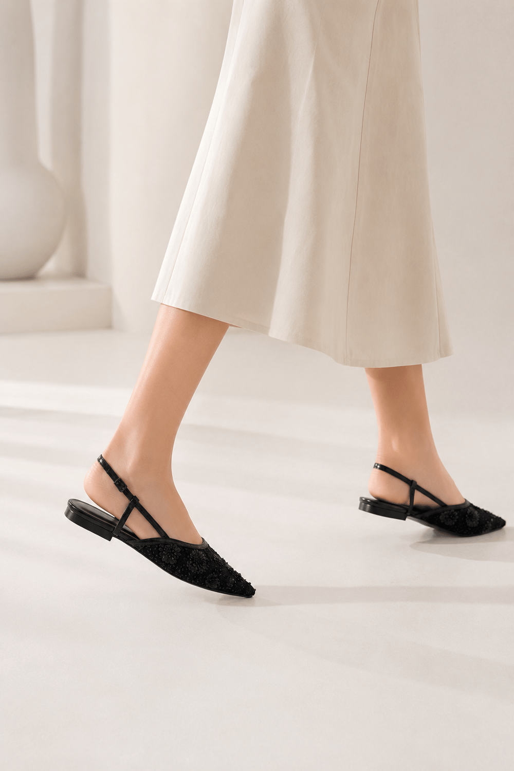 EFTELYA Kadın Siyah Çiçek İşlemeli Tül Sivri Burun Slingback Babet Ayakkabı