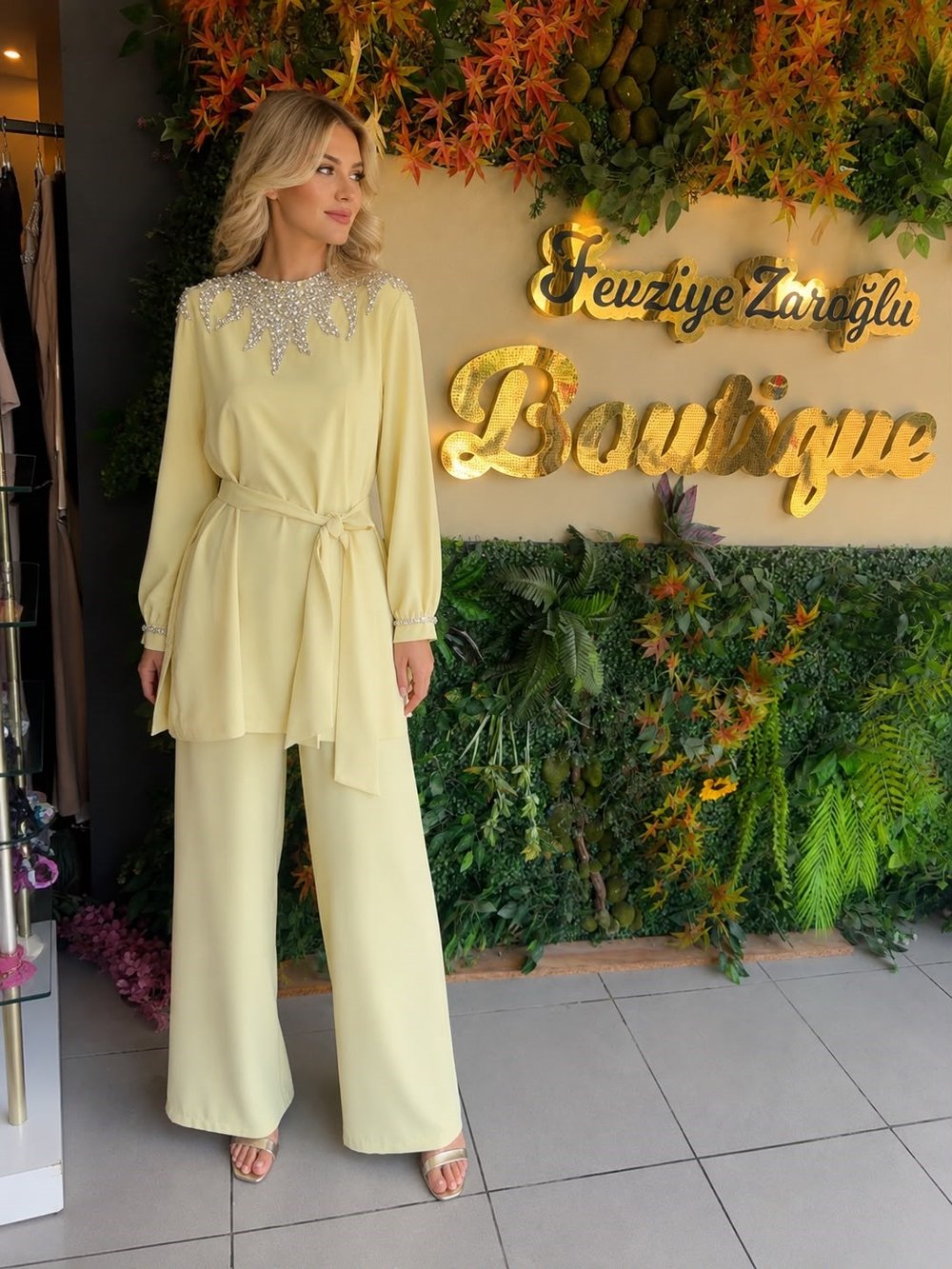 ETRUCCİ ÖZEL TASARIMLI SARI İŞLEMELİ TAŞLI ABİYE MODELİ TAKIM
