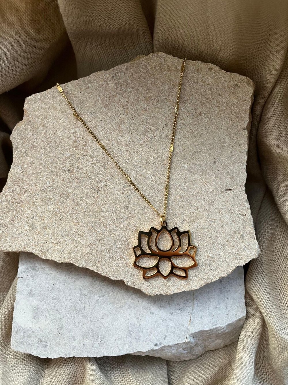 Altın Renkli Lotus Uçlu Kolye