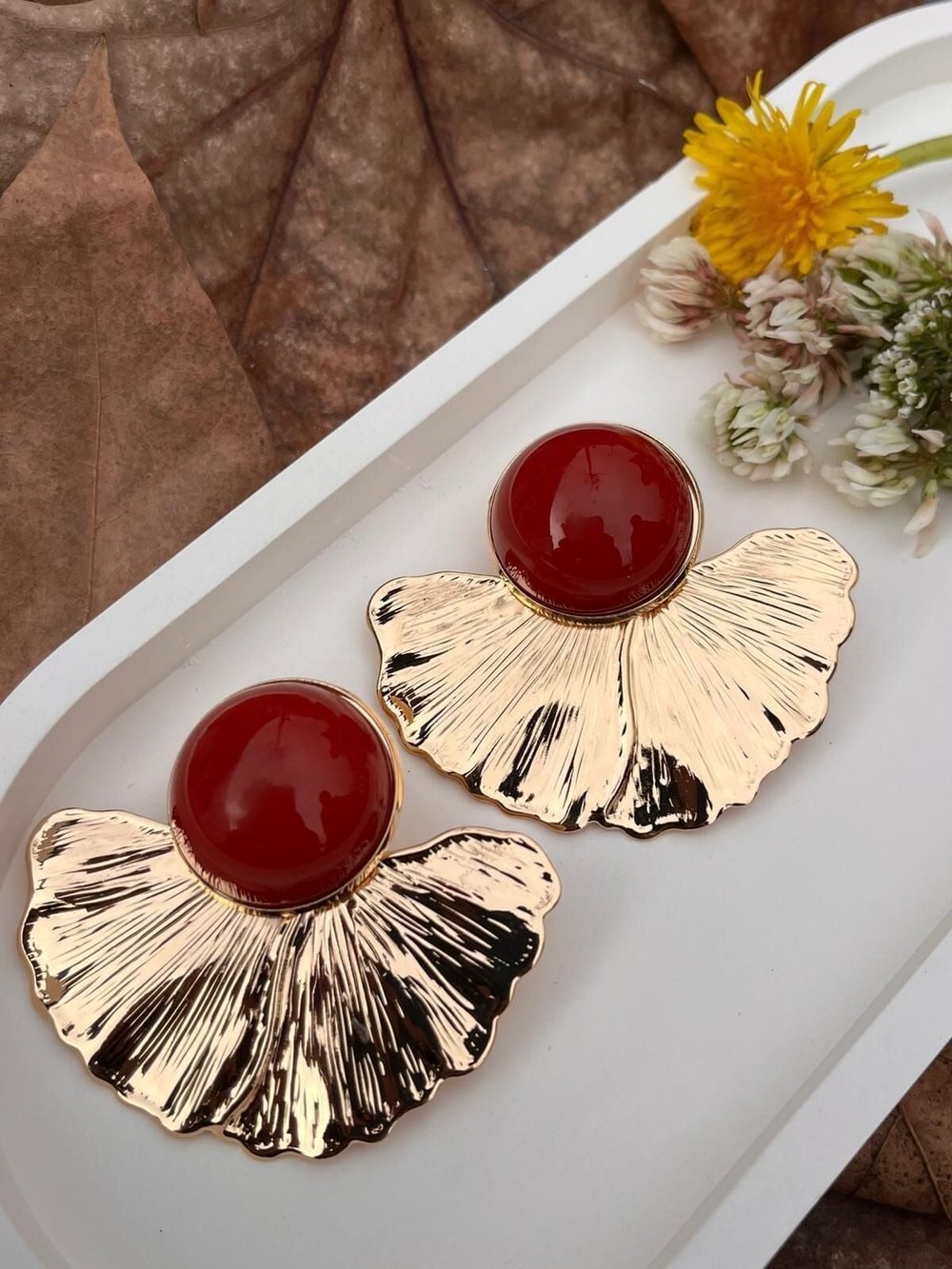 Bordo Taşlı Altın Yaprak Küpe
