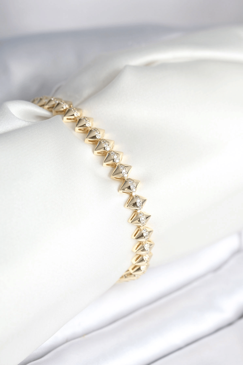 Pirinç Gold Renk Zirkon Taşlı Baklava Model Kadın Bileklik