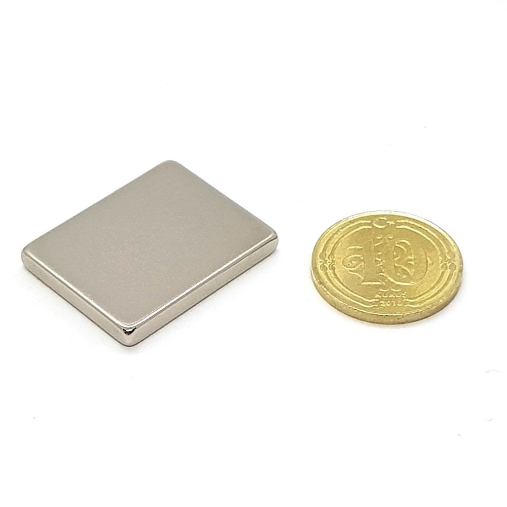 Boy 25mm  En 20mm Kalınlık 3mm N35 seri Güçlü Neodyum Mıknatıs