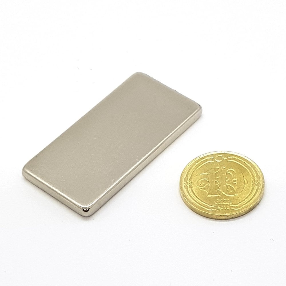 Boy 40mm  En 20mm Kalınlık 3mm N35 seri Güçlü Neodyum Mıknatıs