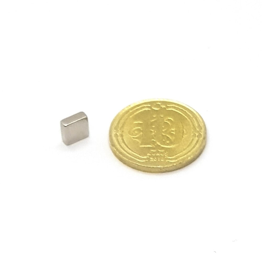 Boy 5mm  En 5mm Kalınlık 2mm N35 seri Güçlü Neodyum Mıknatıs