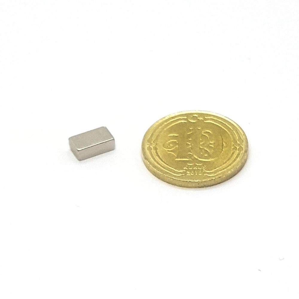 Boy 7mm  En 4mm Kalınlık 2,5mm N35 seri Güçlü Neodyum Mıknatıs