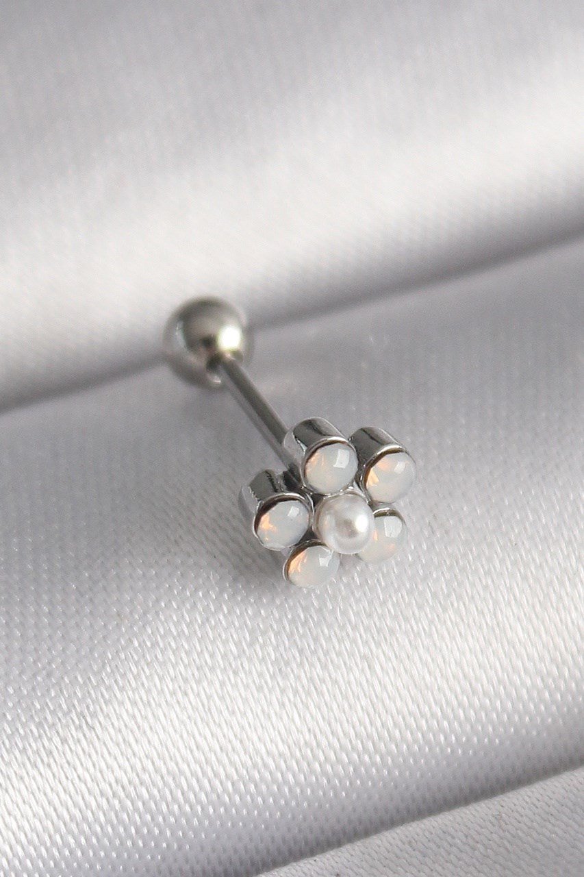 316l Çelik Gümüş Renk Zirkon Taşlı Çiçek Model Tragus Piercing Gümüş