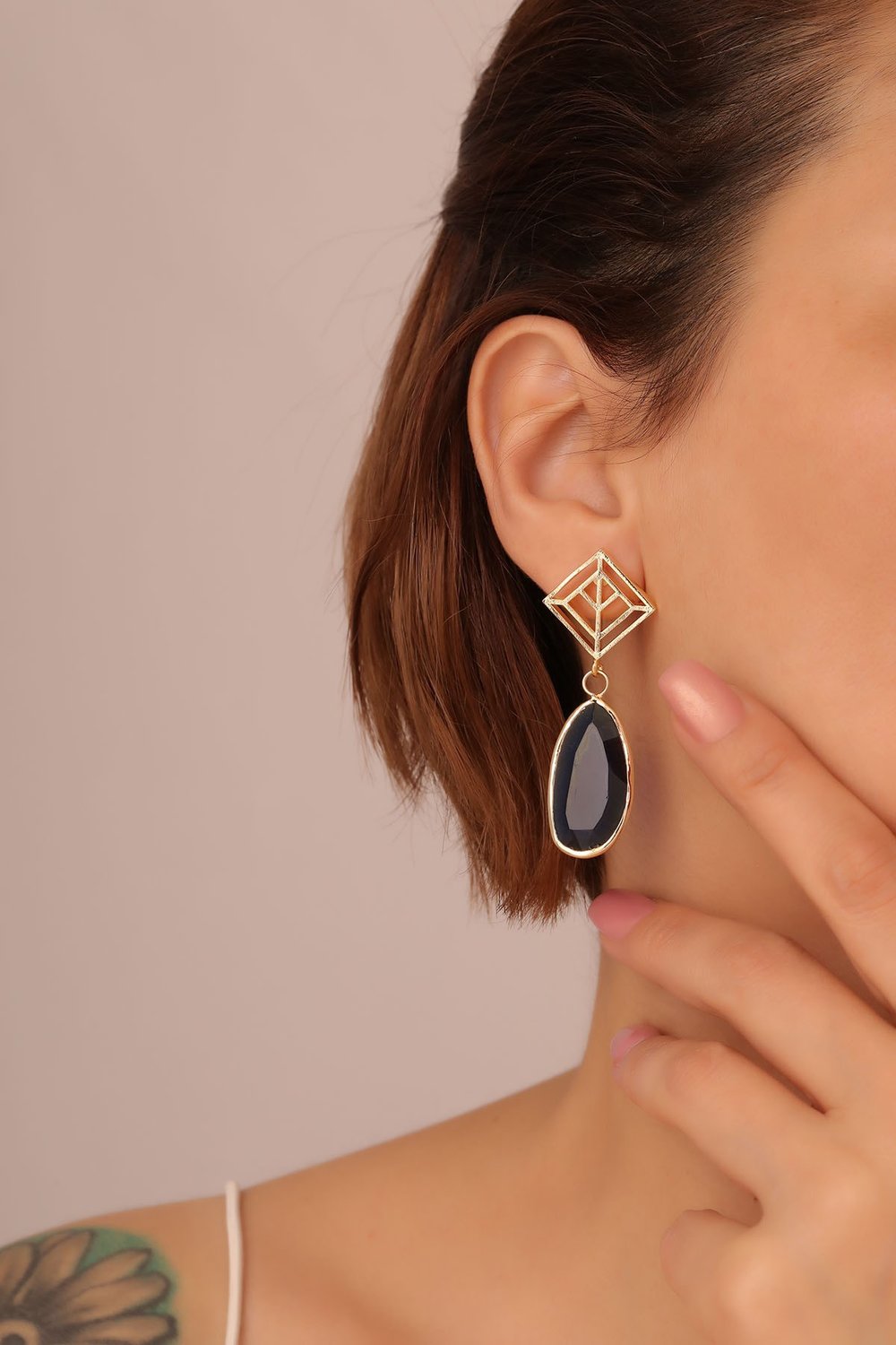Safir Renkli Özel Motif Tasarım Küpe