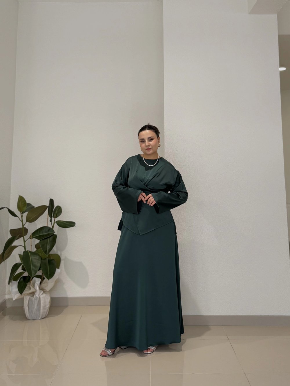 2’Lİ ZARA SATEN ÇAPRAZ BAĞLAMALI ETEKLİ ABİYE TAKIM - ZÜMRÜT