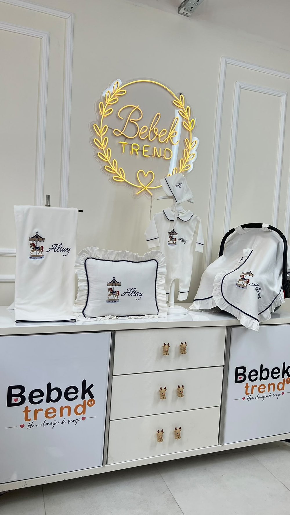 Bebek Trend Atlı Karınca Modeli ve Kişiye Özel İsim Nakışlı Pamuk Penye Lacivert Biyeli Yenidoğan Bebek Seti | Pamuk Saten Yastık, Pamuk Penye Battaniye, Pamuk Saten Puset Örtüsü, Pamuk Penye, Tulum, Şapka, Eldiven