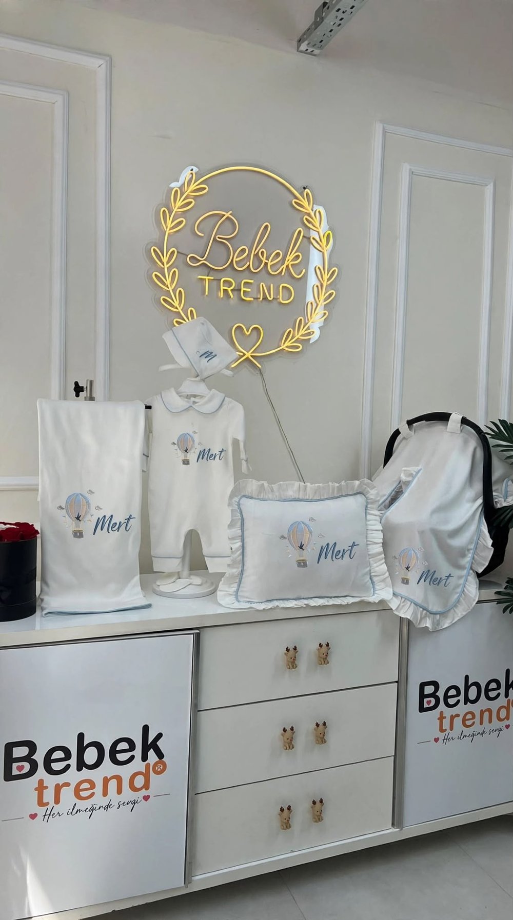 Bebek Trend Sevimli Balon Modeli ve Kişiye Özel İsim Nakışlı Pamuk Penye Lacivert Biyeli Yenidoğan Bebek Seti | Pamuk Saten Yastık, Pamuk Penye Battaniye, Pamuk Saten Puset Örtüsü, Pamuk Penye, Tulum, Şapka, Eldiven