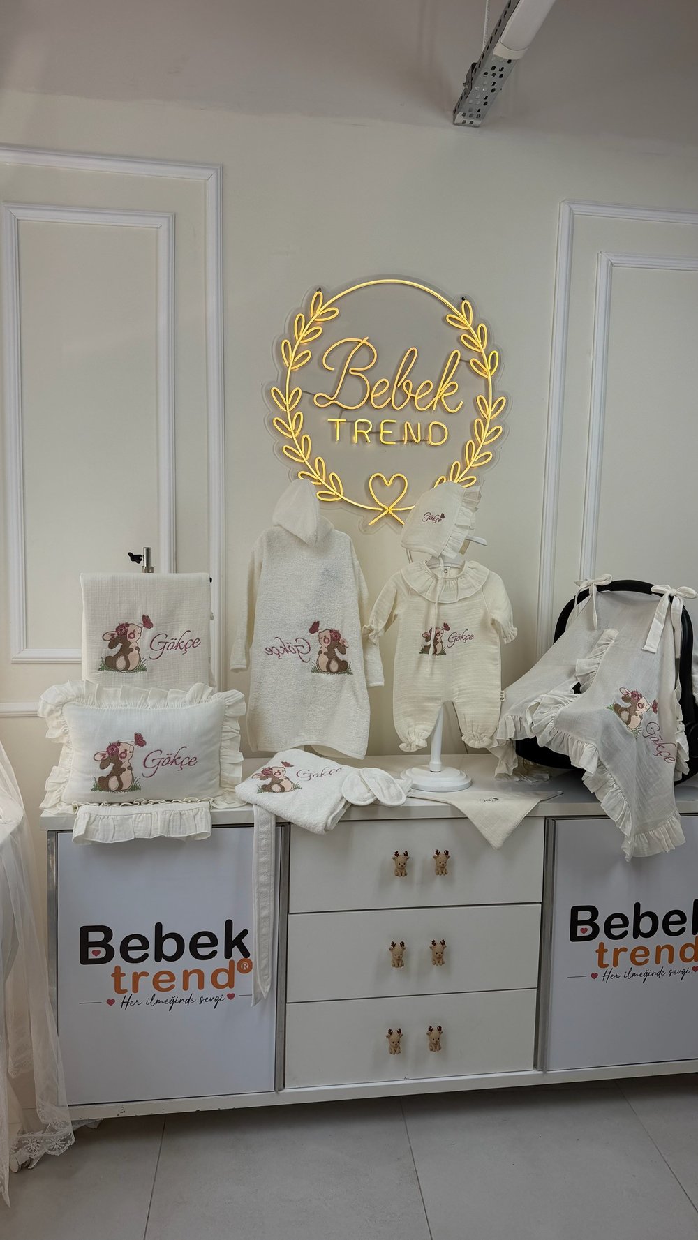 Bebek Trend  Sevimli Tavşan ve Kişiye Özel İsim Nakışlı Müslin Yenidoğan Bebek Seti | Yastık, Battaniye, Puset Örtüsü, Kruvaze Tulum, Şapka, Eldiven