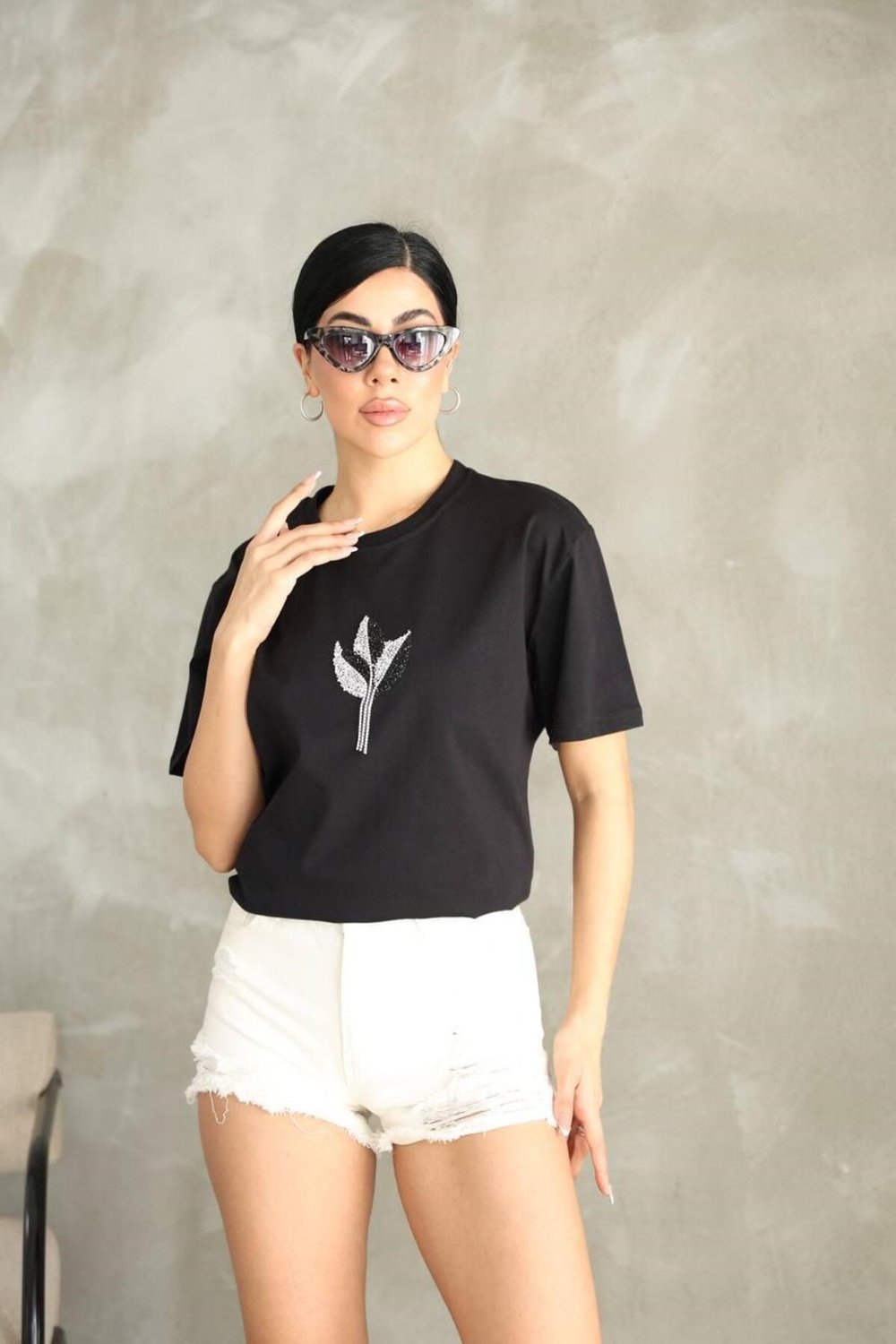Taşlı Yaprak Desenli Pamuklu Taş Sallantılı T-shirt
