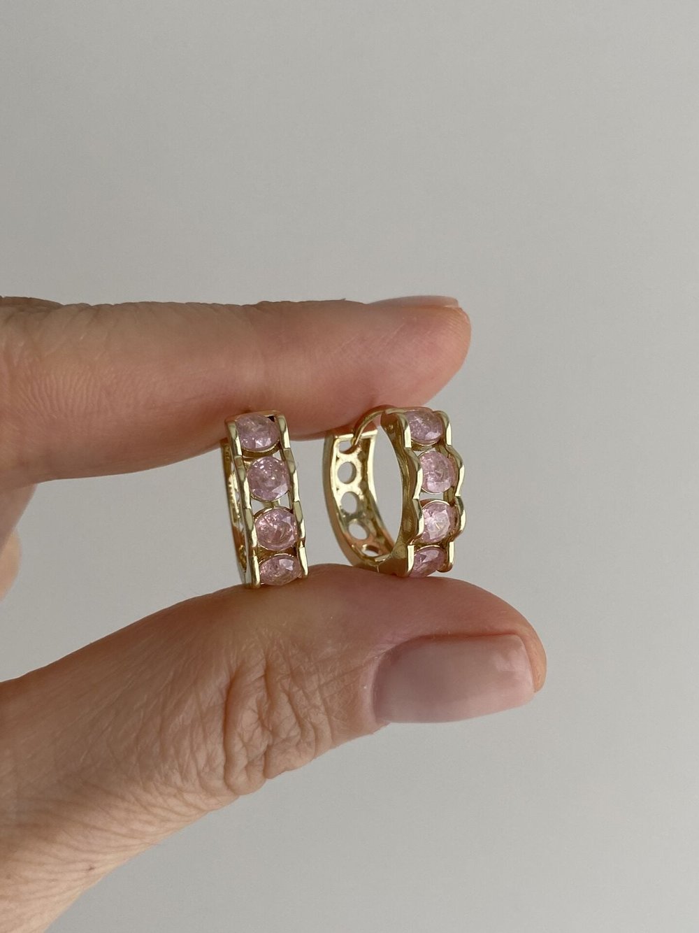 Altın Kaplama Gömme Pembe Taşlı Halka Küpe(İç çapı:1,4 cm)