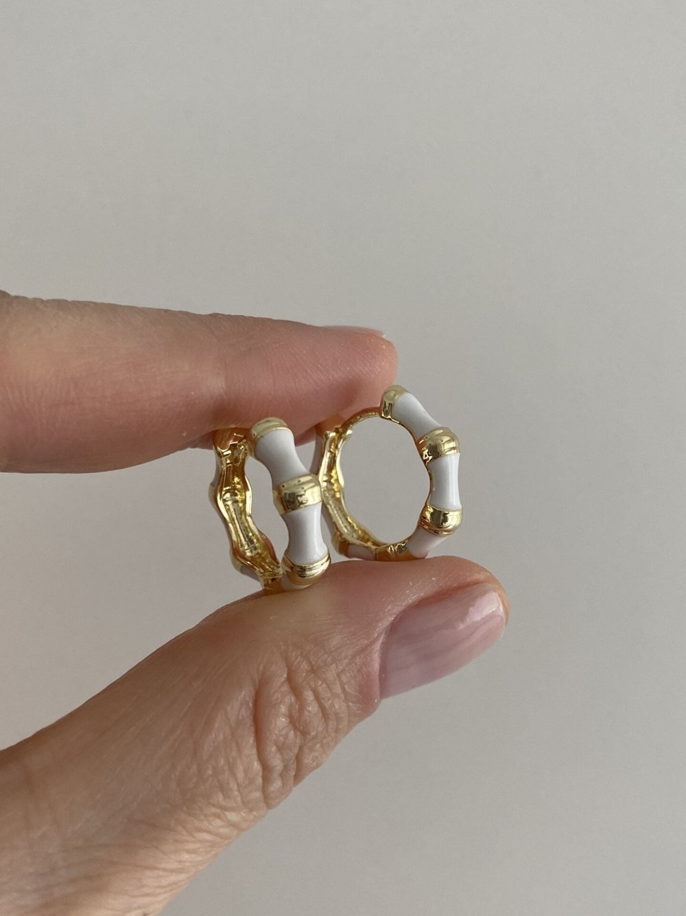 Altın Kaplama Mineli Gold Detaylı Halka Küpe Beyaz (İç çapı:1,4 cm)