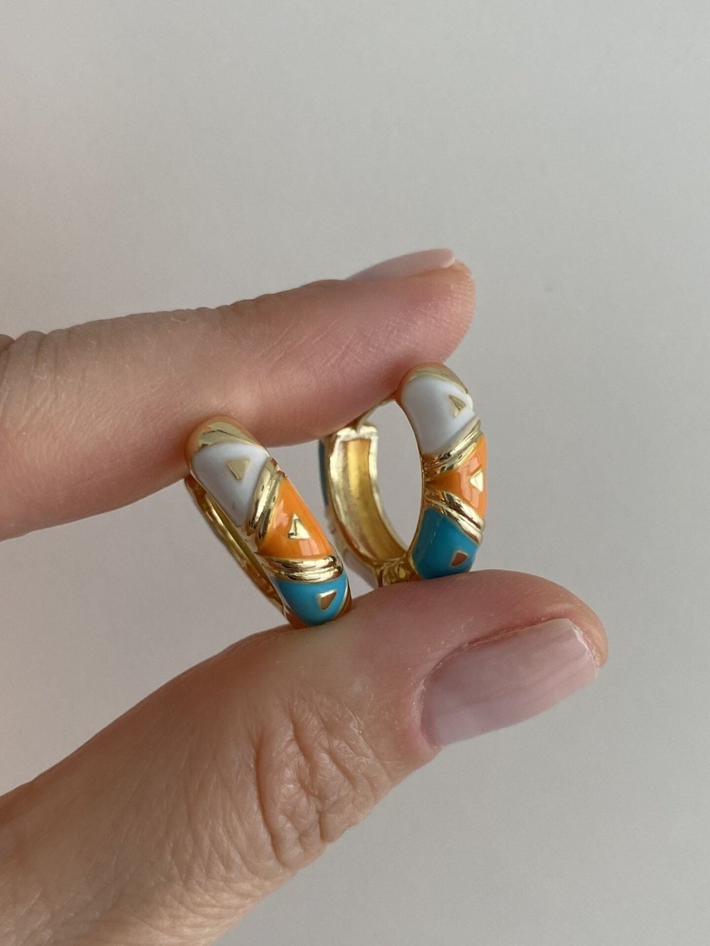 Altın Kaplama Mineli Üçgen Motifli Halka Küpe Turuncu-Turkuaz (İç çapı:1,4 cm)