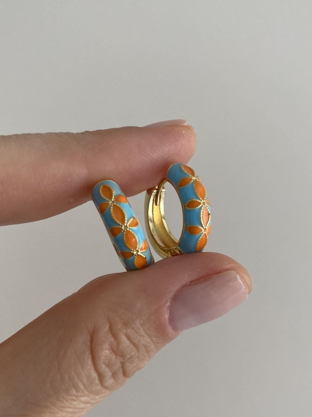 Altın Kaplama Mineli Yaprak Motifli Halka Küpe Turuncu-Mavi (İç çapı:1,3 cm)