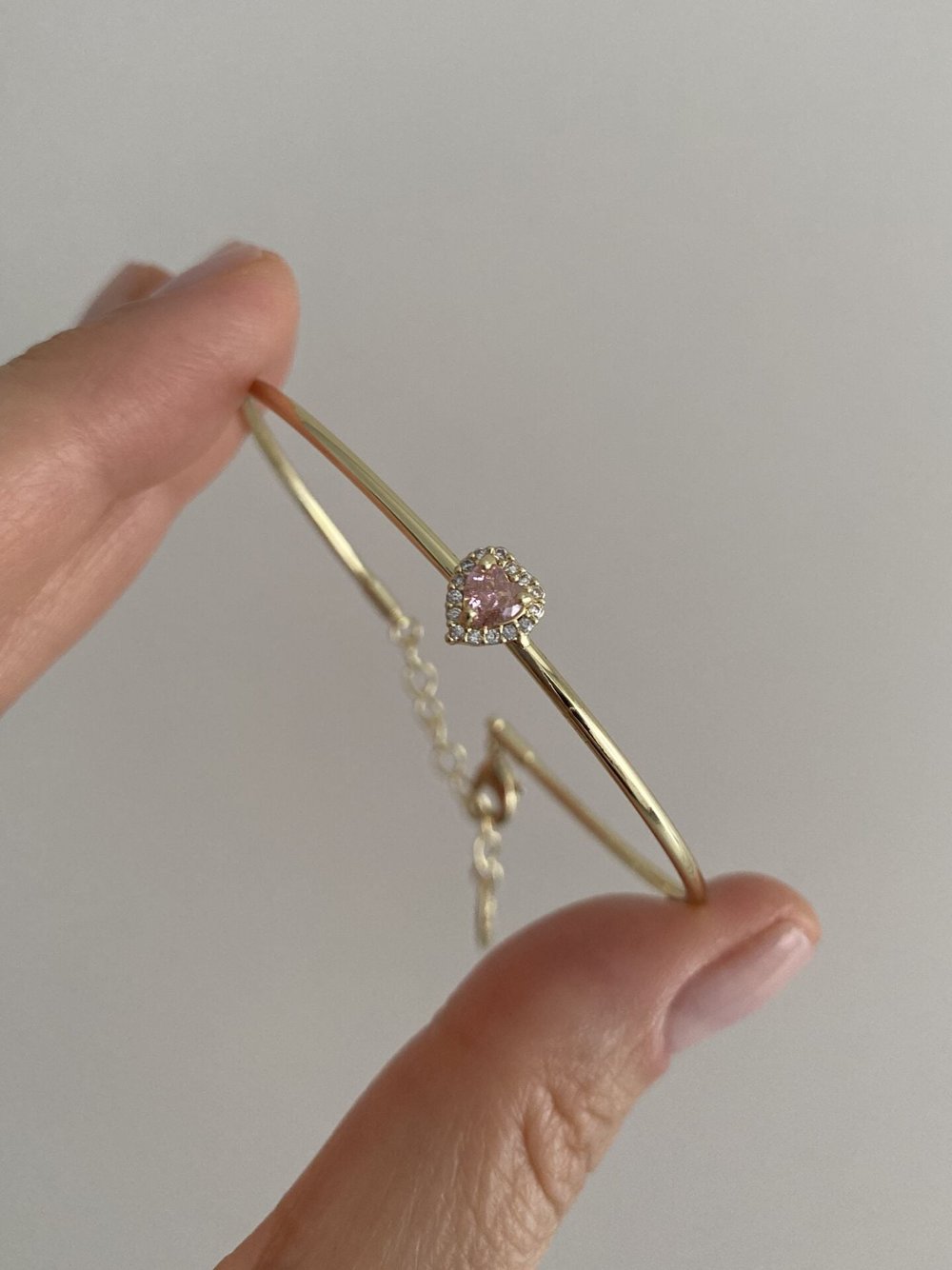 Altın Kaplama Minimal Pembe Taşlı Kalp İnce Kelepçe Bileklik