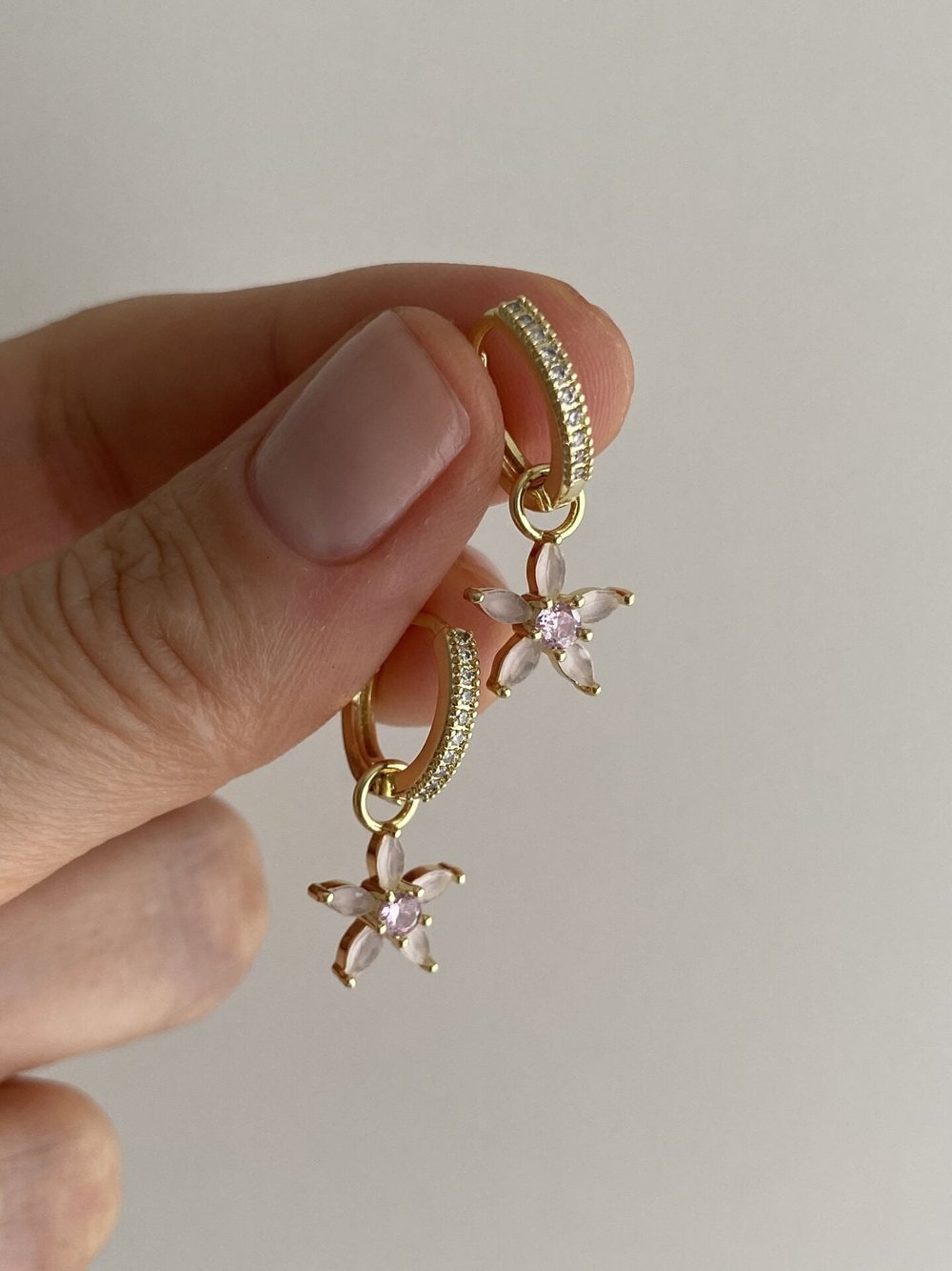 Altın Kaplama Pembe Yıldız Çiçeği Charm Taşlı Halka Küpe(İç çapı:1 cm)