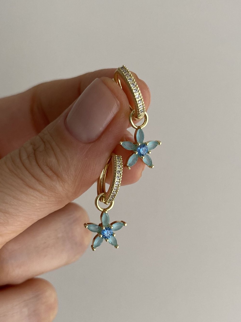 Altın Kaplama Turkuaz Yıldız Çiçeği Charm Taşlı Halka Küpe(İç çapı:1 cm)