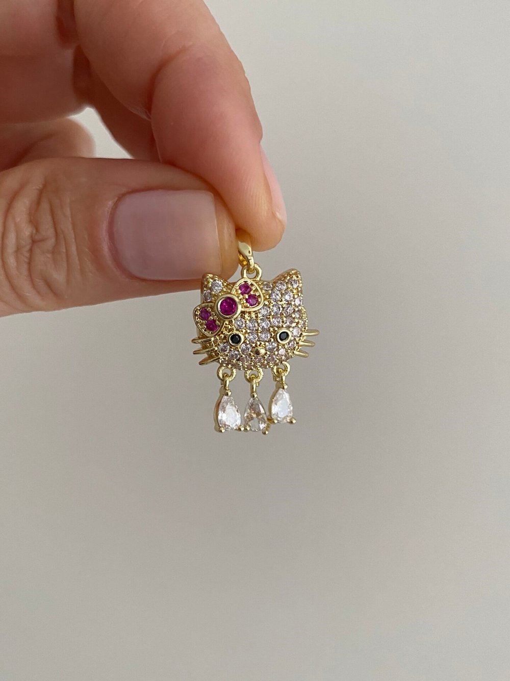 Damla Taşlı Hello Kitty Figür Kolye Ucu