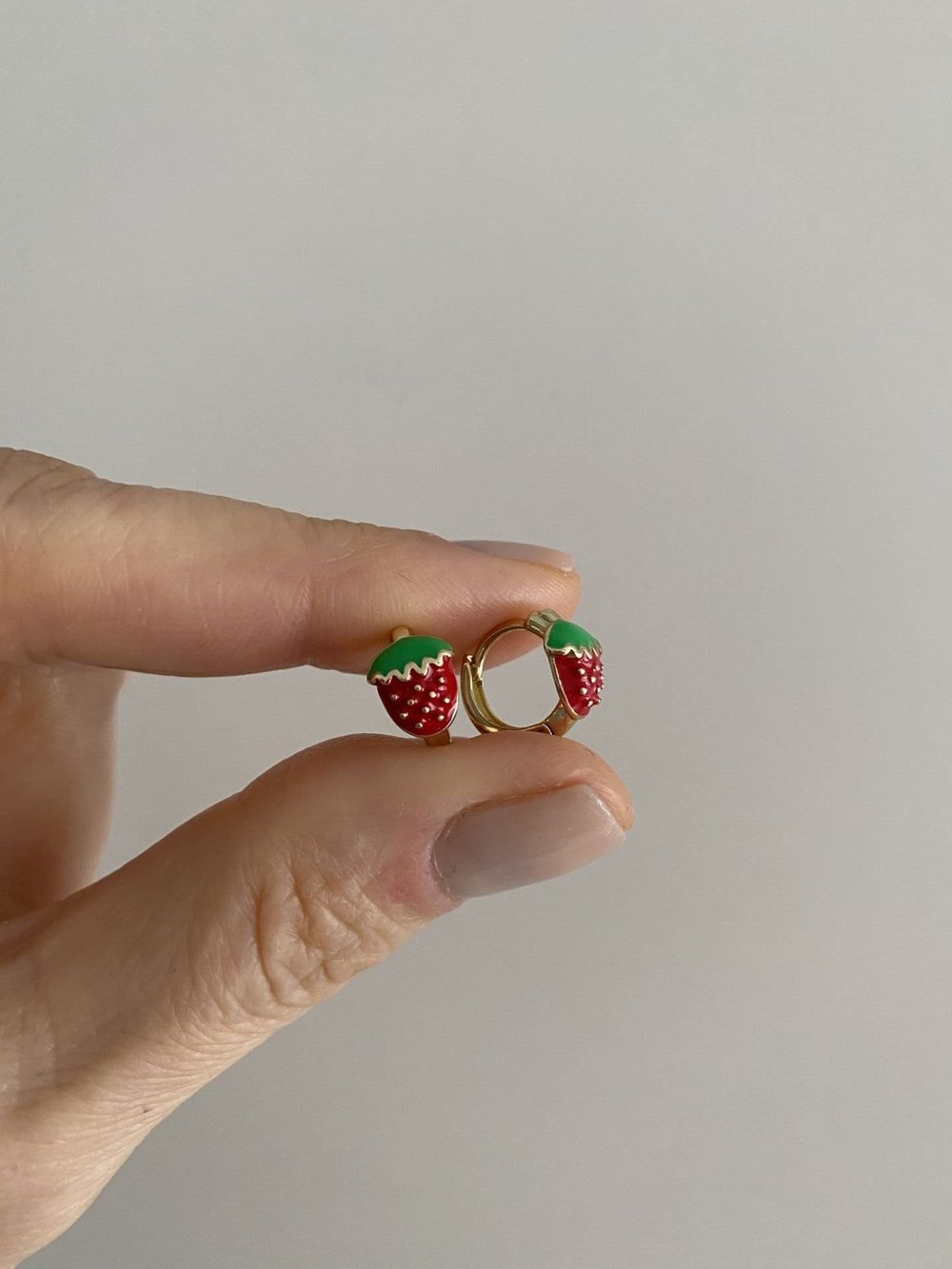 ''Özel Seri'' Çocuk Yeşil Saplı Çilek Halka Küpe (9mm iç çap)