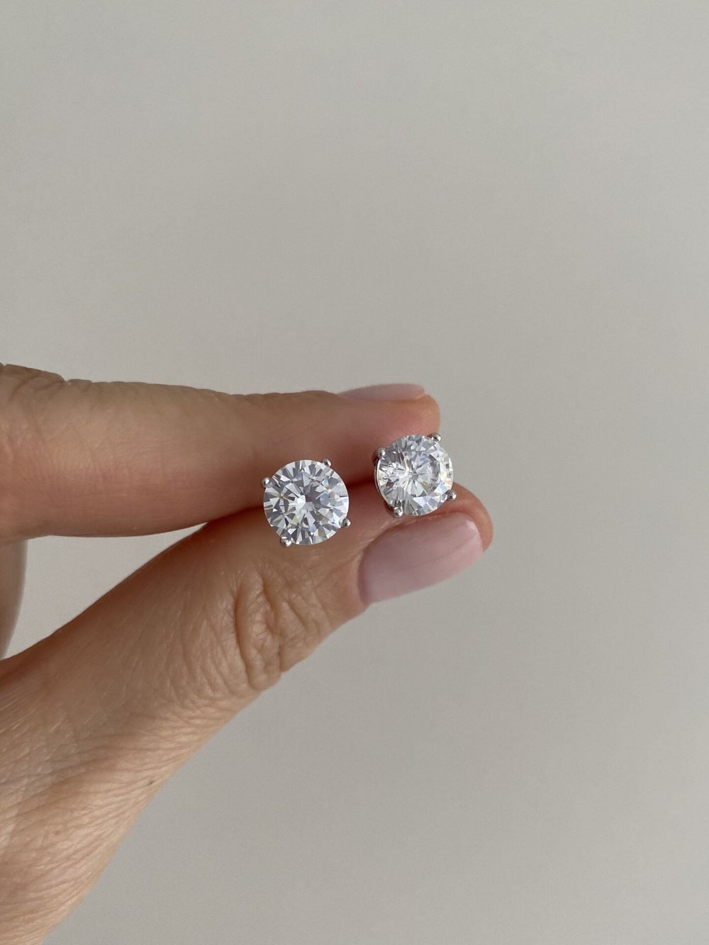 Özel Seri Dört Tırnaklı Tek Taş Minimal Küpe 8mm