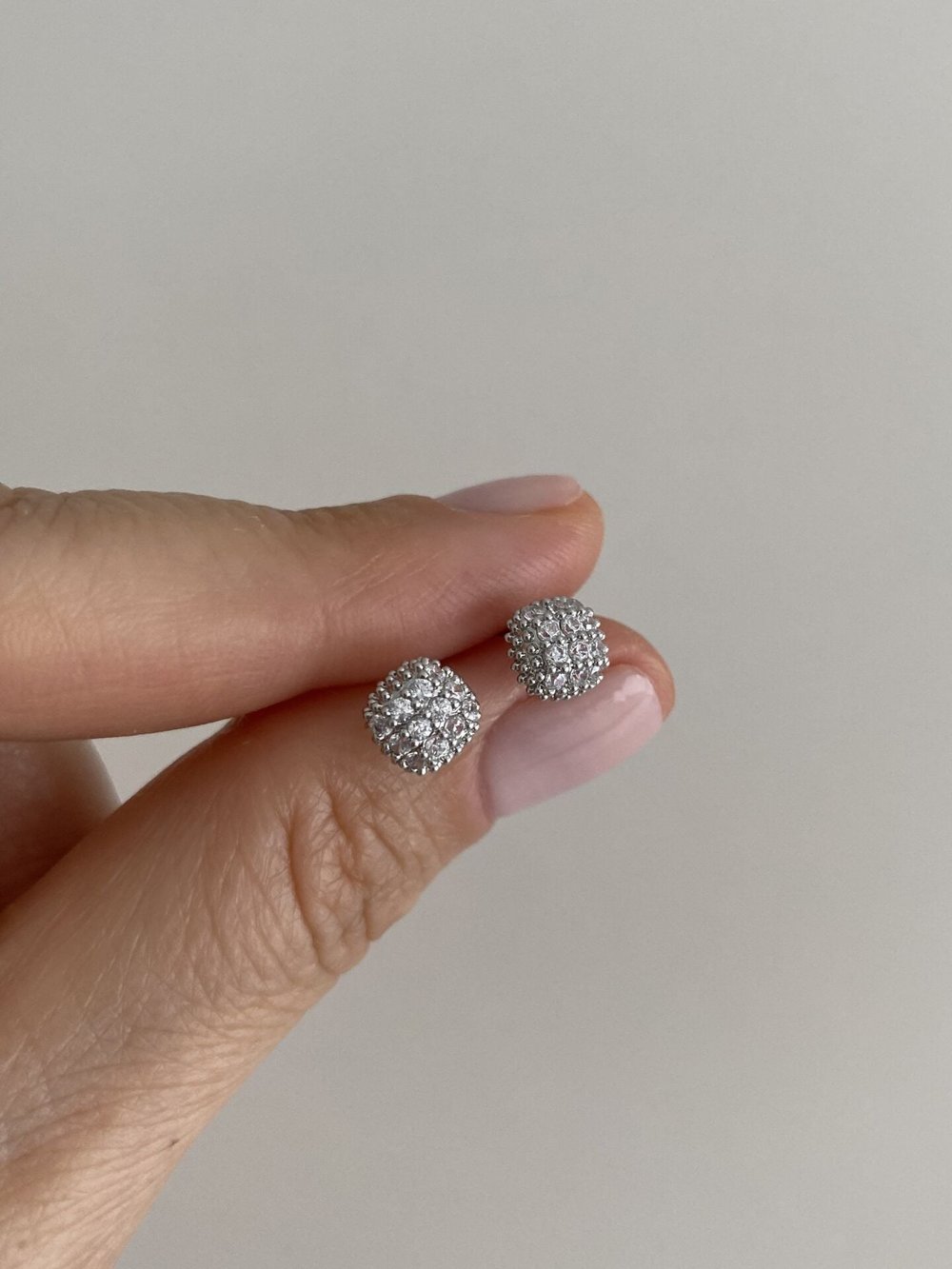 Özel Seri Gömme Taşlı Bombeli Kare Form Model Minimal Küpe 6mm