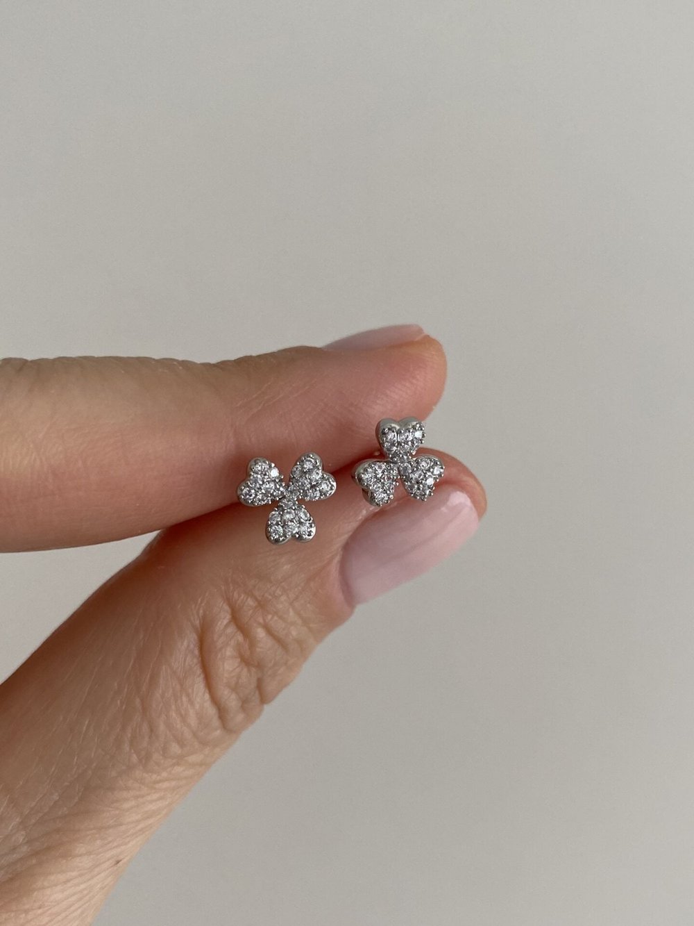 Özel Seri Gömme Taşlı Yonca Model Minimal Küpe