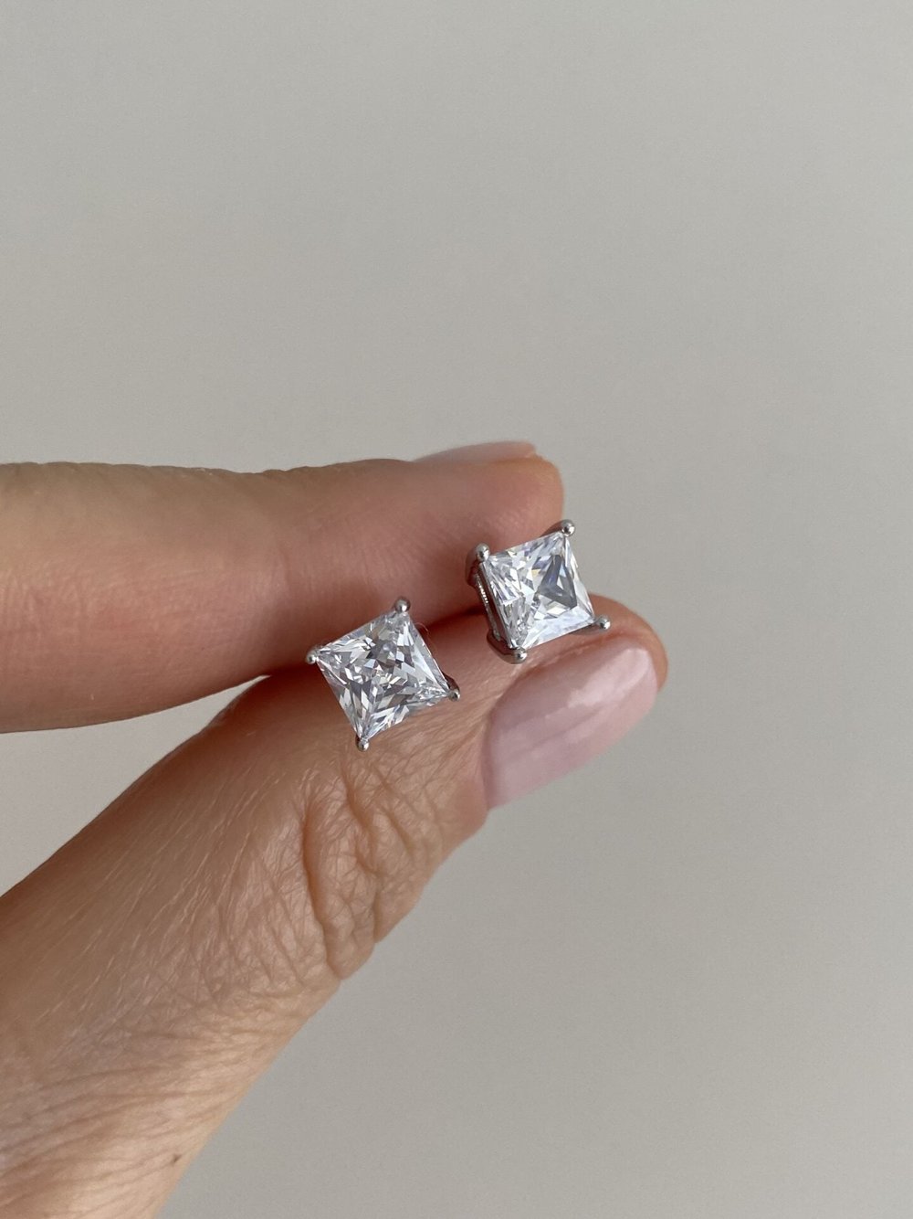 Özel Seri Kristal Taşlı Kare Form Tek Taş Minimal Küpe 6mm