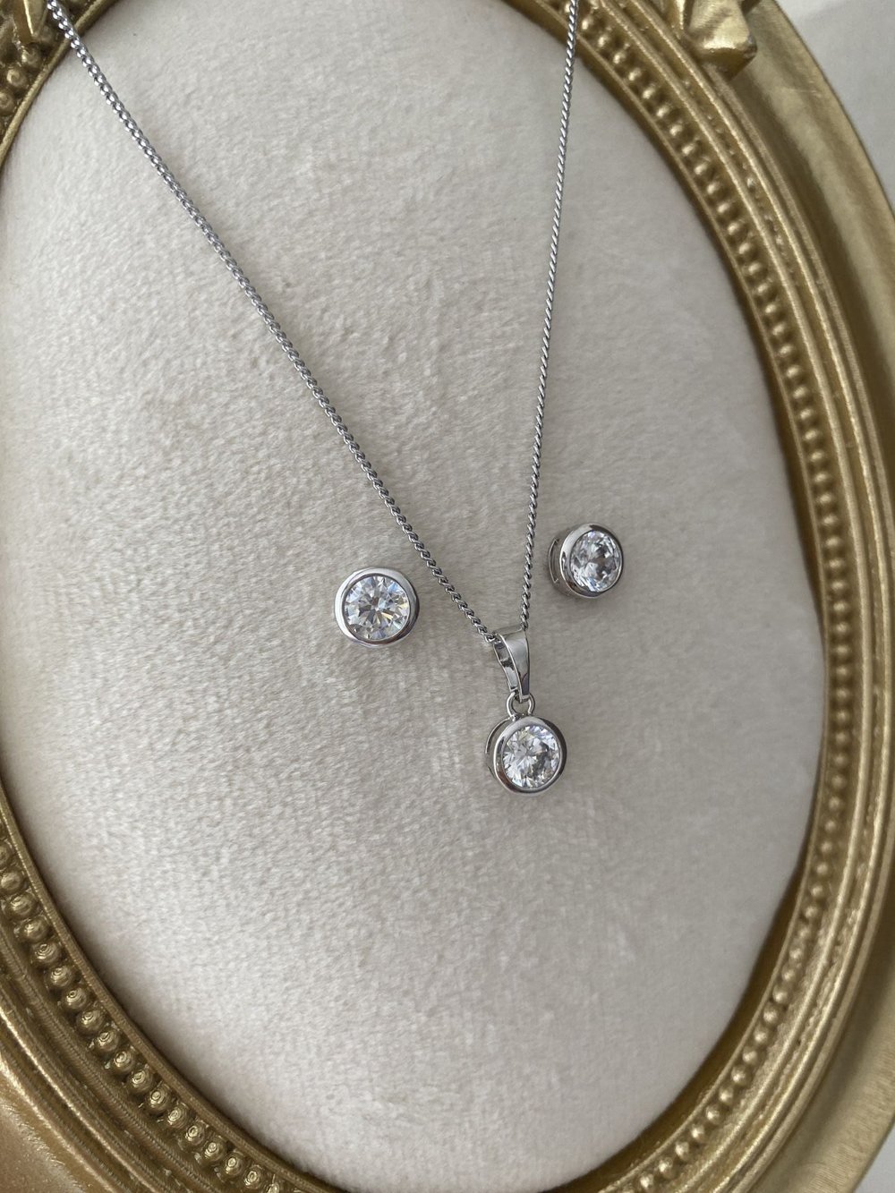 Özel Seri Minimal Çerçeveli Yuvarlak Tektaş Set