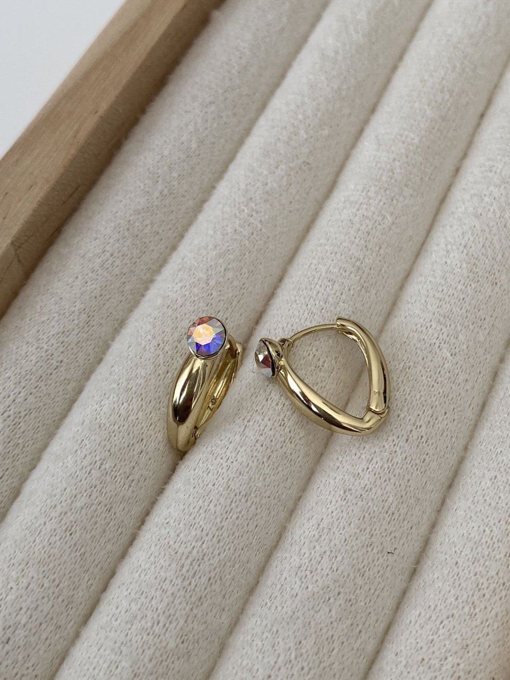 Özel Seri Swarovski Tek Taş Detaylı V Halka Küpe (İç boyu: 1,3cm)