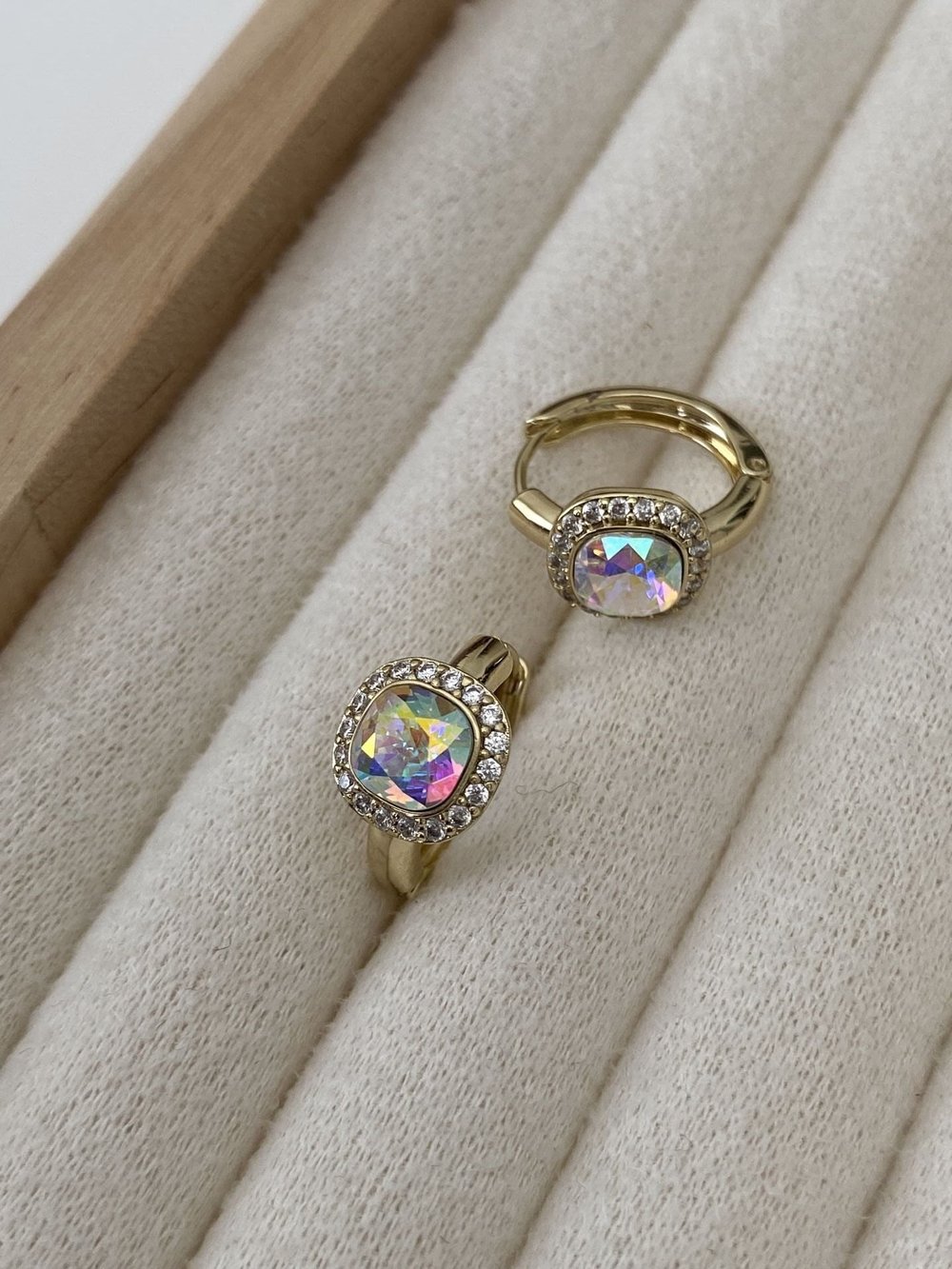 Özel Seri Yuvarlak Swarovski Taşlı Gömme Zirkon Detaylı Halka Küpe (İç çapı: 1,1cm)